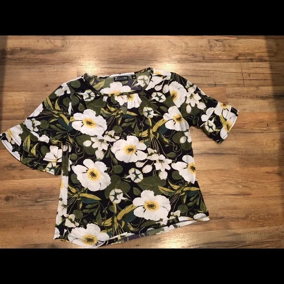 NEW YORK & COMPANY short sleeve green flower top / size M - Picture 2 of 4